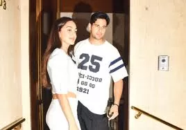 sid-kiara-romantic-poses-camera