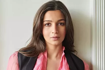 Alia Bhatt Airport look