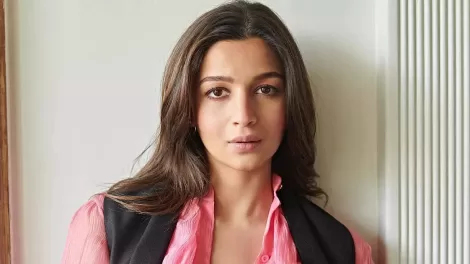 Alia Bhatt Airport look