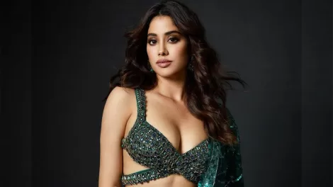 Janhvi Kapoor sizzling pose